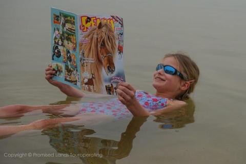 drijven met tijdschriftje in Dode Zee